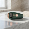 Epilatore laser IPL verde appoggiato su una mensola di marmo